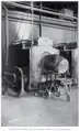 Four Faber du Faur en chauffe, en 1914. Devant le bec de la cornue, on a fixé un pot dans lequel se condense le zinc vaporisé.