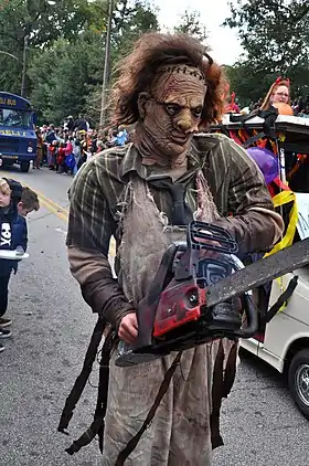 Photo d'un homme déguisé avec un masque.