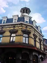 Façade du café "Le Belvédère" sur la place de Jemappes