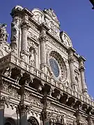 Balcon et partie supérieure de la façade.