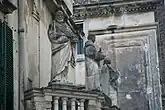 Statues à l'une des entrées (propylées)  de la place de la Cathédrale.