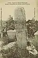 Le lech de Saint-Mériadec dans le cimetière de Stival, près de Pontivy (carte postale Émile Hamonic, vers 1930).