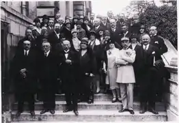 Autre visite officielle à Alfort dans les années 1920, les professeurs et des visiteurs. Au 1er rang : à la gauche de Leclainche, Nicolas (directeur de l’École). Au tout dernier rang et au centre : Bressou et  Panisset à sa gauche.