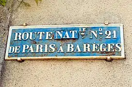 Lectoure (Gers), plaque de cocher (XIXe siècle) sur la RN 21. Les lettres NAT ont été rajoutées sur une précédente inscription ROY (royale) ou IMP (impériale).