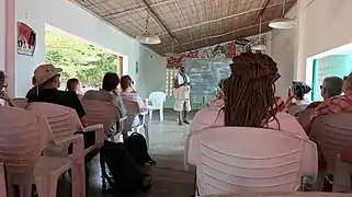 Le directeur de Villa Karo, M. Kwassi Akpladokou, donnant une conférence aux visiteurs.