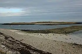 Le lédénès de Molène, relié à l'île de Molène par un cordon de galets à marée basse.