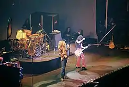 Photographie de Led Zeppelin en concert en 1975.