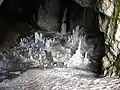 Salle intérieure hérissée de stalagmites de glace.