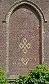 Détail de motifs "runiques" sur la façade de l'église (entrelacs et cœur).