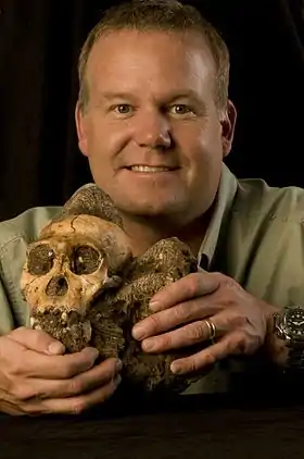 Le paléoanthropologue sud-africain Lee Rogers Berger montrant le crâne du spécimen MH1, l'holotype d'Australopithecus sediba.