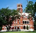 Le palais de justice du comté de Lee au Texas, construit en 1899 : quelques touches romanes appliquées à une architecture sans un style vraiment affirmé