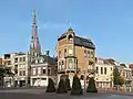 Le clocher de Sint Bonifatiuskerk en arrière-plan de la rue Voorstreek.