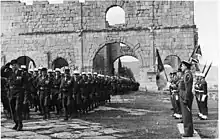 La 13e demi-brigade de Légion étrangère parade en Algérie (vers 1958).