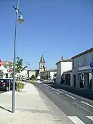 Vue vers l'église Saint-Laurent et la place de Verdun.