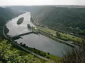 Versants naturels, mais berge et fleuve artificialisés.