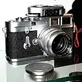Leica M3 avec un posemètre au sélénium "Leicameter" installé sur la griffe porte-accessoires.