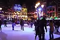 Patinoire installée au milieu de la place en hiver.