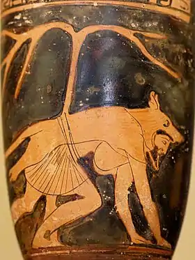 Vase noir à figure rouge : un homme marchant à quatre pattes recouvert d'une peau de loup