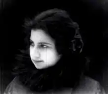 Photo en noir et blanc montrant une femme de profil