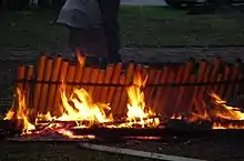 Lemang cuisant dans des bambous creux.