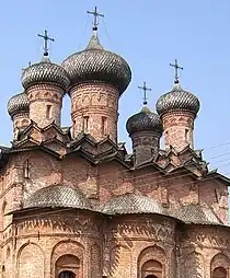 Monastère de l'Esprit-Saint (Novgorod), église de la Sainte-Trinité et ses zakomars et bulbes recouverts de lemekhs.