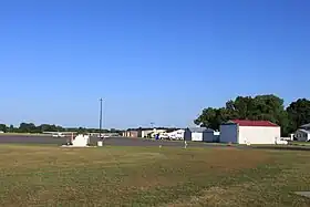 Vue sur la piste, les hangars et le terminal