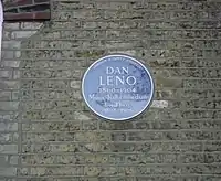 Plaque bleue de commémoration à la mémoire de Dan Leno sur la maison où il a vécu à Akerman Road (Lambeth).