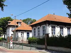 L'école maternelle, au premier plan.