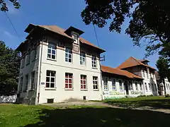 Groupe scolaire Jean Macé, ancienne habitation du directeur des écoles et ancien patronage de la cité no 12 de la Compagnie des mines de Lens dite Saint-Édouard, situés parvis de l'église Saint-Édouard et grand chemin de Loos de part et d'autre de l'église Saint-Édouard