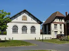 Une des ailes de l'école, et le presbytère.