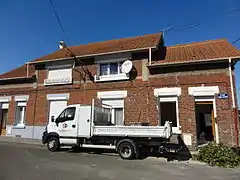 Des habitations groupées par deux en cours de rénovation.