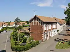 Des habitations groupées par deux et un coron.