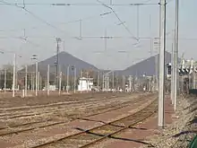 Vue du faisceau de voies de la gare de Lens, au pied des terrils miniers, une image emblématique de la ligne.