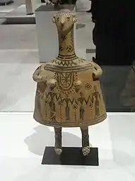 Petite idole-cloche de Béotie, H. 33 cm. Ronde de femmes. Vers 700.Louvre