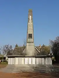 Monument aux morts de la Compagnie des mines de Lens, situé à l'intersection de la route de Béthune et de l'avenue de la fosse no 12