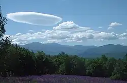 Nuage lenticulaire surplombant le mont Washington, New Hampshire, É.-U.