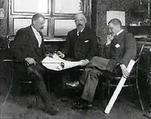 Arthur von Weinberg (droite), avec son oncle Leo Gans (centre) et Meinhard Hoffmann, directeur technique de Cassella, en 1895