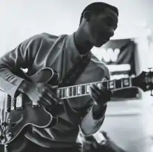 Description de l'image Leon Bridges Press Photo.png.