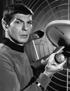 Photo publicitaire de Leonard Nimoy dans le rôle de Spock (1975).