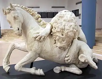 Lion mordant un cheval (époque hellénistique avec restaurations par Ruggero Bascapé de 1594).