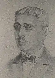 Dessiné sur fond gris, homme en buste de trois-quart face avec petite moustache, cheveux crantés et lorgnons, costume et nœud papillon