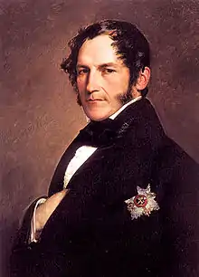 tableau : portrait d'un homme en costume noir, la main dans la veste ; une plaque de décoration sur la poitrine