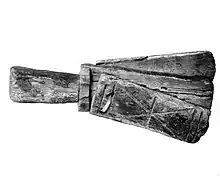 Ancienne cliquette pour lépreux : trois pièces de bois reliées par un ruban