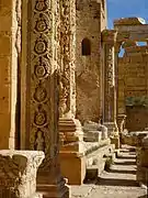 Rinceaux sculptés dans les trois faces des pilastres de la basilique civile de Leptis Magna, époque romaine.