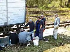 Bénévoles du MTVS à la nouvelle fosse de visite extérieure.