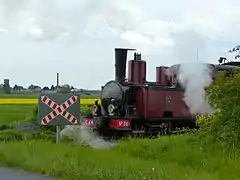 La locomotive CDN 36 au terminus provisoire de la ligne, au passage à niveau reconstruit en août 2017.