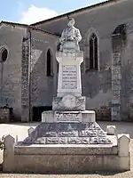 Le monument aux morts devant l'église Notre-Dame (août 2012)