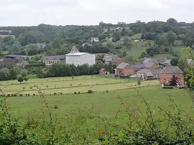 Vue du village en 2014 (avec l'église détruite sous l'échafaudage et la toile blanche).