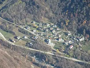 Hameau des Roberts (Livet-et-Gavet) vu du Rocher de l'Homme.