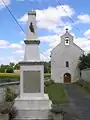 Église et monument aux morts.